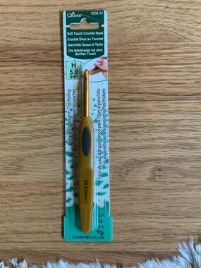Clover H 5.0mm crochet hook